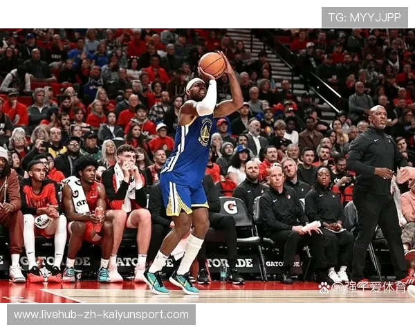 勇士底角三分连中，对手被迫暂停